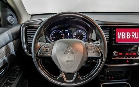 Mitsubishi Outlander III рестайлинг 3, 2020 год, 2 300 000 рублей, 22 фотография