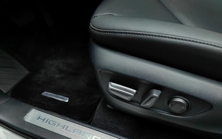 Toyota Highlander, 2025 год, 5 990 000 рублей, 27 фотография