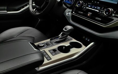 Toyota Highlander, 2025 год, 5 990 000 рублей, 29 фотография