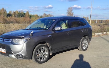 Mitsubishi Outlander III рестайлинг 3, 2014 год, 1 500 000 рублей, 2 фотография
