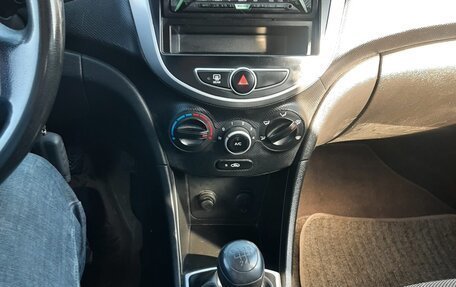 Hyundai Solaris II рестайлинг, 2011 год, 555 555 рублей, 2 фотография