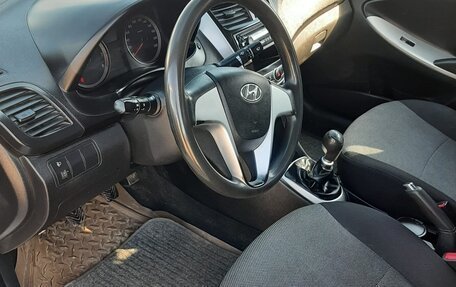 Hyundai Solaris II рестайлинг, 2011 год, 555 555 рублей, 10 фотография