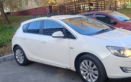 Opel Astra J, 2011 год, 499 999 рублей, 3 фотография