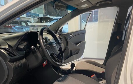 Hyundai Solaris II рестайлинг, 2012 год, 600 000 рублей, 16 фотография