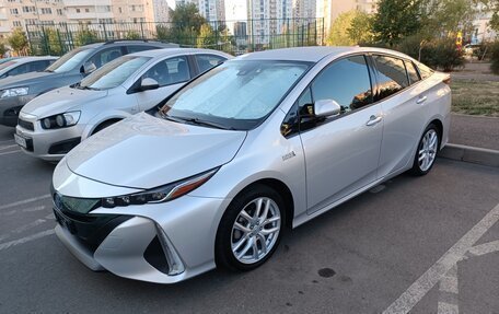 Toyota Prius IV XW50, 2017 год, 2 200 000 рублей, 2 фотография
