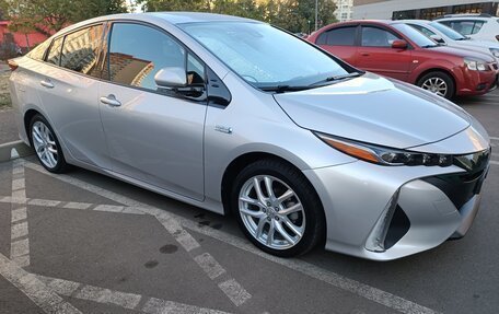 Toyota Prius IV XW50, 2017 год, 2 200 000 рублей, 3 фотография