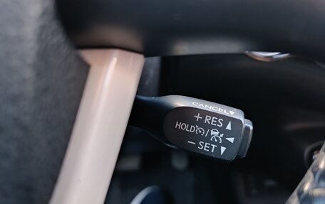 Toyota Prius IV XW50, 2017 год, 2 200 000 рублей, 6 фотография