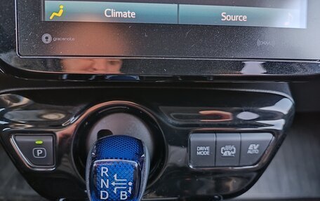 Toyota Prius IV XW50, 2017 год, 2 200 000 рублей, 7 фотография