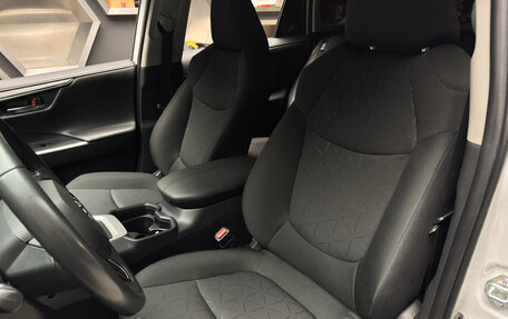 Toyota RAV4, 2021 год, 3 300 000 рублей, 10 фотография