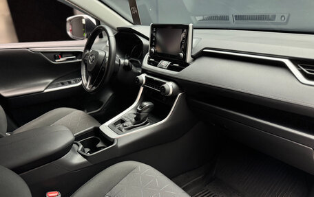 Toyota RAV4, 2021 год, 3 300 000 рублей, 21 фотография