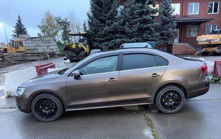 Volkswagen Jetta VI, 2011 год, 1 300 000 рублей, 2 фотография