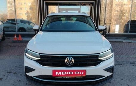 Volkswagen Tiguan II, 2021 год, 2 255 000 рублей, 2 фотография