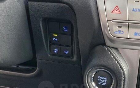 Toyota Land Cruiser Prado 150 рестайлинг 2, 2021 год, 8 950 000 рублей, 23 фотография