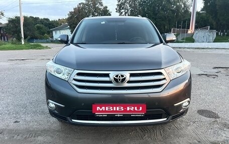 Toyota Highlander III, 2011 год, 2 100 000 рублей, 2 фотография