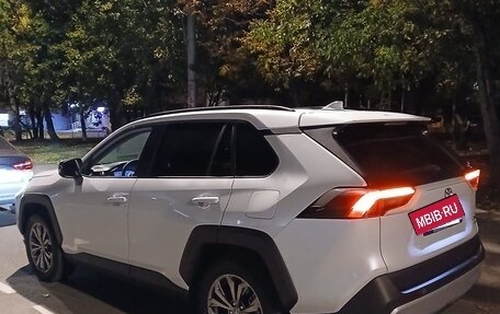 Toyota RAV4, 2024 год, 3 950 000 рублей, 2 фотография