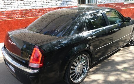 Chrysler 300C II, 2005 год, 1 150 000 рублей, 24 фотография