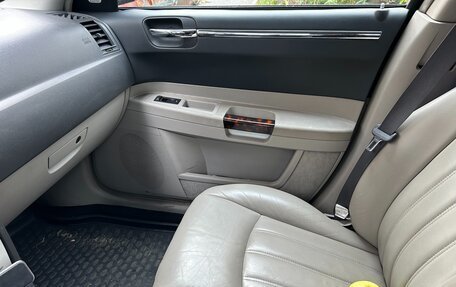 Chrysler 300C II, 2005 год, 1 150 000 рублей, 30 фотография