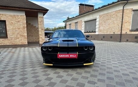 Dodge Challenger III рестайлинг 2, 2021 год, 6 250 000 рублей, 2 фотография