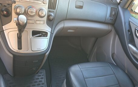Hyundai H-1 II рестайлинг, 2010 год, 1 650 000 рублей, 13 фотография