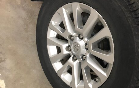 Toyota Land Cruiser Prado 150 рестайлинг 2, 2015 год, 4 320 000 рублей, 32 фотография