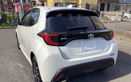 Toyota Yaris, 2022 год, 1 001 000 рублей, 4 фотография