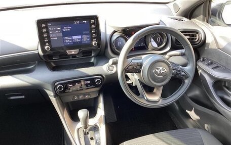 Toyota Yaris, 2022 год, 1 001 000 рублей, 8 фотография