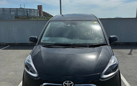 Toyota Sienta II, 2021 год, 1 400 000 рублей, 1 фотография