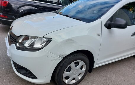 Renault Logan II, 2017 год, 847 000 рублей, 2 фотография