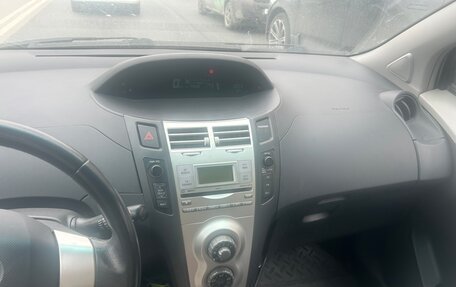 Toyota Yaris III рестайлинг, 2008 год, 700 000 рублей, 2 фотография