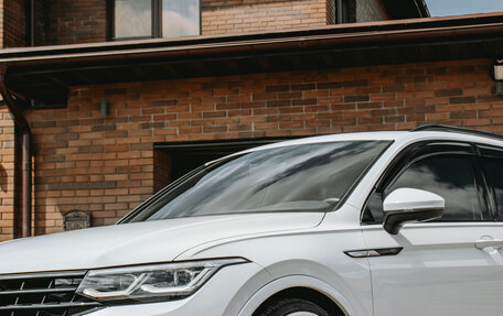 Volkswagen Tiguan II, 2021 год, 3 990 000 рублей, 2 фотография