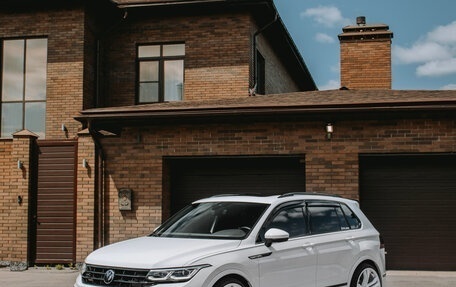 Volkswagen Tiguan II, 2021 год, 3 990 000 рублей, 3 фотография