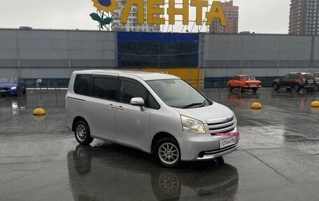 Toyota Noah III, 2007 год, 1 380 000 рублей, 2 фотография