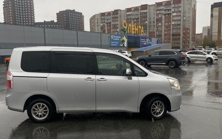Toyota Noah III, 2007 год, 1 380 000 рублей, 8 фотография