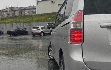 Toyota Noah III, 2007 год, 1 380 000 рублей, 11 фотография