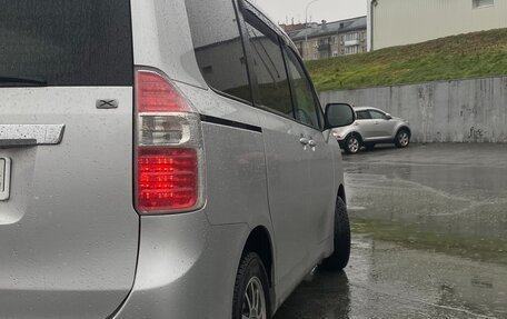 Toyota Noah III, 2007 год, 1 380 000 рублей, 13 фотография