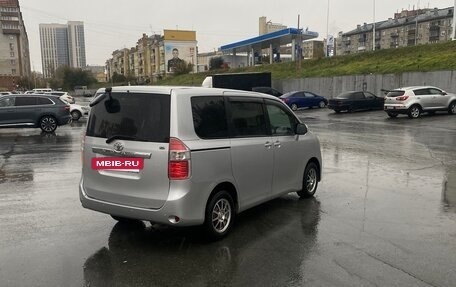 Toyota Noah III, 2007 год, 1 380 000 рублей, 12 фотография