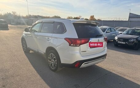 Mitsubishi Outlander III рестайлинг 3, 2018 год, 1 996 000 рублей, 2 фотография