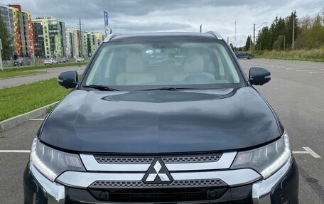 Mitsubishi Outlander III рестайлинг 3, 2020 год, 2 450 000 рублей, 5 фотография
