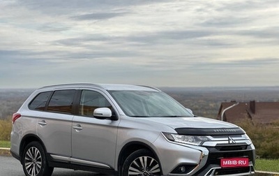 Mitsubishi Outlander III рестайлинг 3, 2019 год, 1 695 000 рублей, 1 фотография