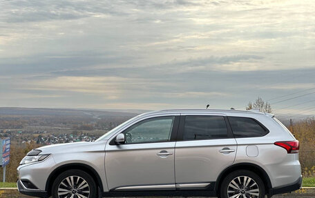 Mitsubishi Outlander III рестайлинг 3, 2019 год, 1 695 000 рублей, 4 фотография