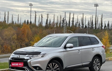Mitsubishi Outlander III рестайлинг 3, 2019 год, 1 695 000 рублей, 3 фотография