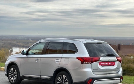 Mitsubishi Outlander III рестайлинг 3, 2019 год, 1 695 000 рублей, 5 фотография