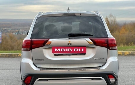 Mitsubishi Outlander III рестайлинг 3, 2019 год, 1 695 000 рублей, 6 фотография