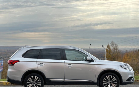 Mitsubishi Outlander III рестайлинг 3, 2019 год, 1 695 000 рублей, 8 фотография