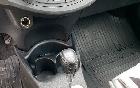 Toyota Yaris III рестайлинг, 2013 год, 1 000 000 рублей, 13 фотография