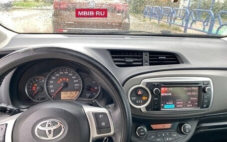 Toyota Yaris III рестайлинг, 2013 год, 1 000 000 рублей, 12 фотография
