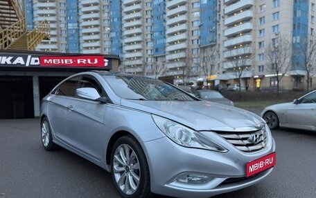Hyundai Sonata VI, 2013 год, 950 000 рублей, 1 фотография