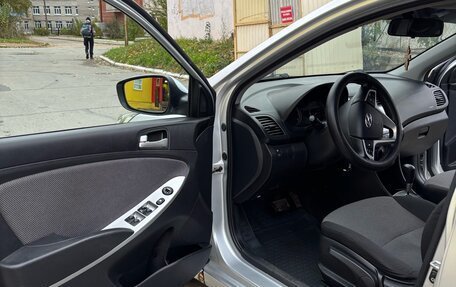 Hyundai Solaris II рестайлинг, 2011 год, 600 000 рублей, 17 фотография