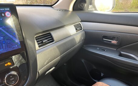 Mitsubishi Outlander III рестайлинг 3, 2018 год, 1 900 000 рублей, 7 фотография