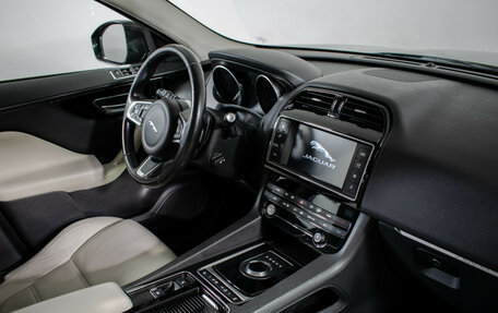 Jaguar F-Pace, 2017 год, 2 930 000 рублей, 9 фотография